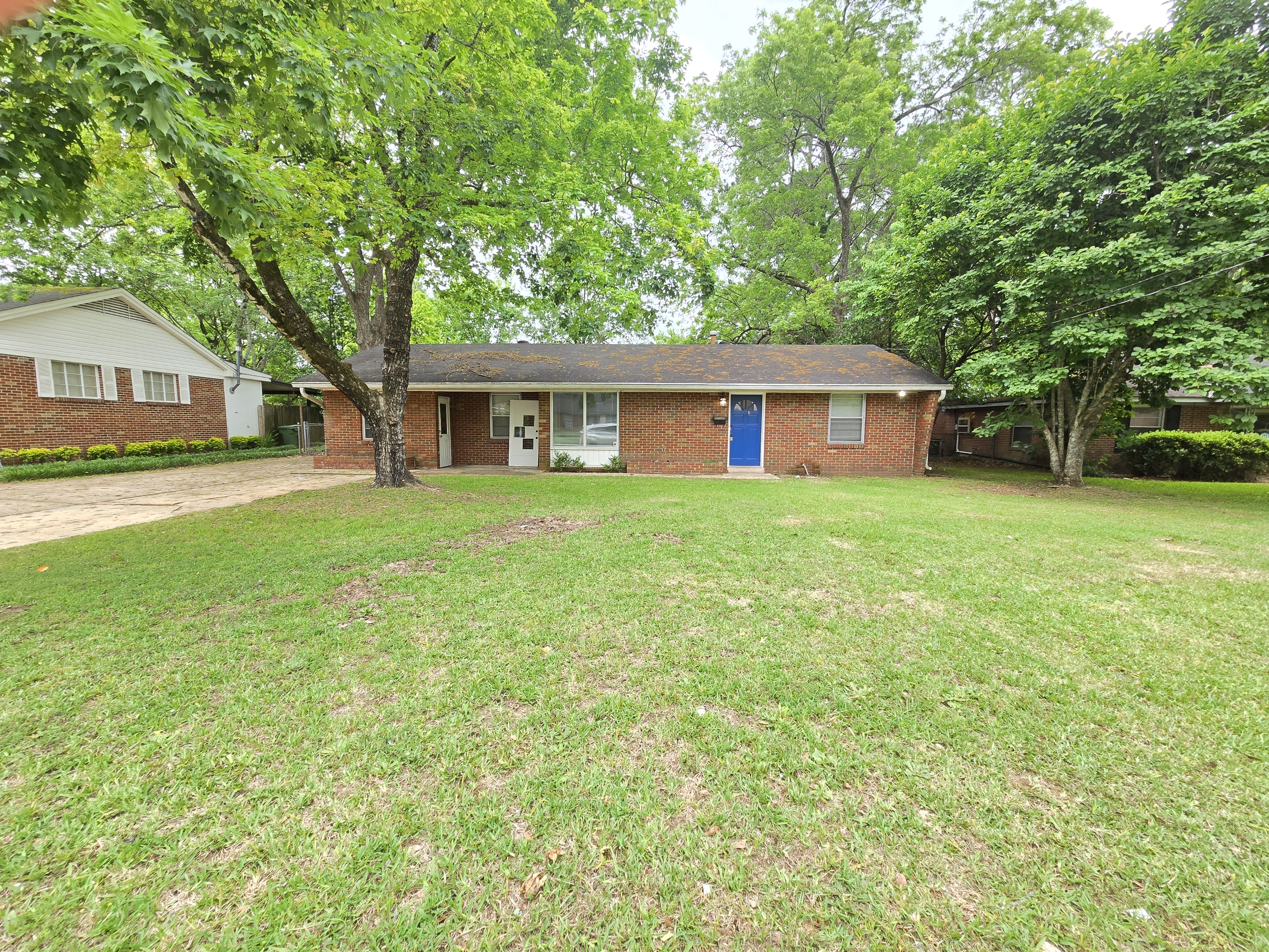 3744 Honeysuckle Road
